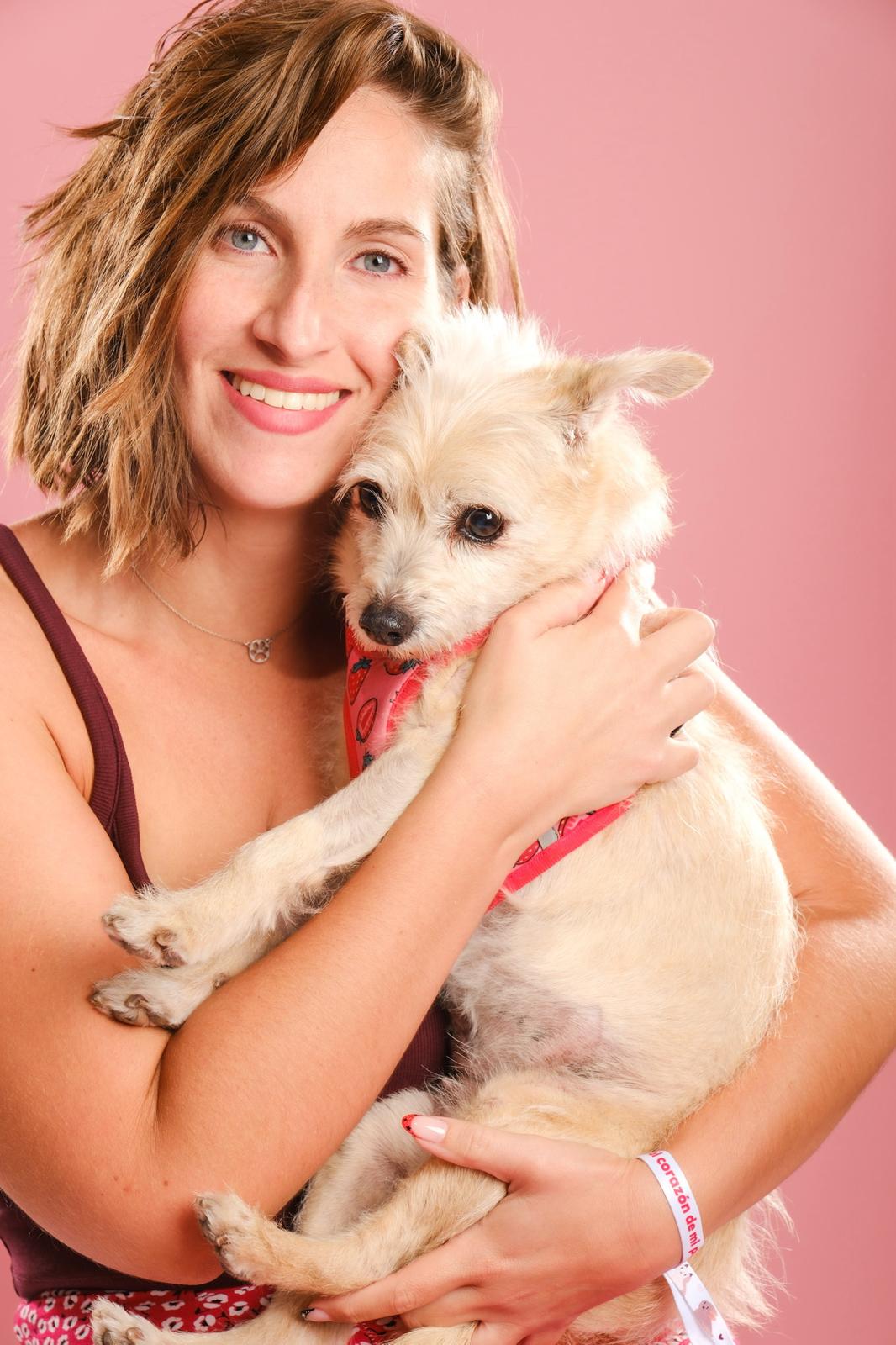 Claudia Pulido con un perro
